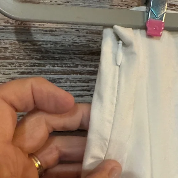 Chic White Pencil Skirt with Black Floral Design - Picture 3 of 4